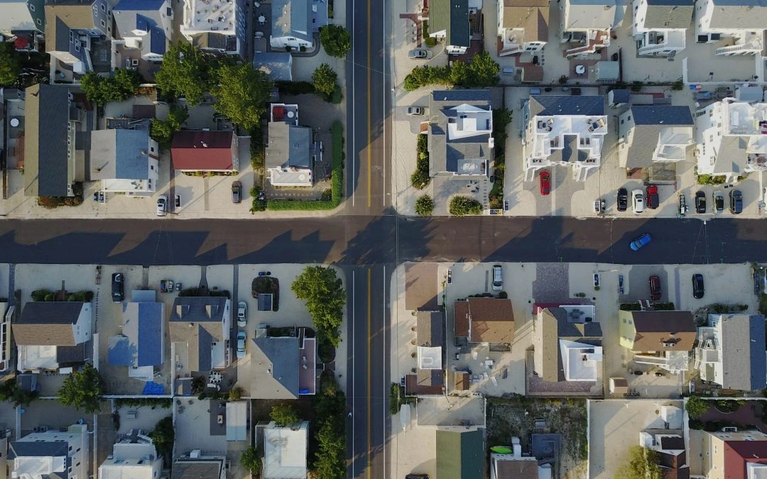 A packed neighbourhood at a four intersection road